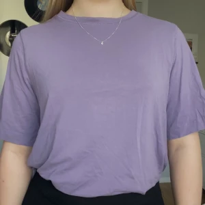 Lila t-shirt från weekday  - En härlig lila t-shirt ifrån Weekday. Säljs pga används inte som tänkt. Är som ny! Kan mötas upp i Sthlm gratis. 💜