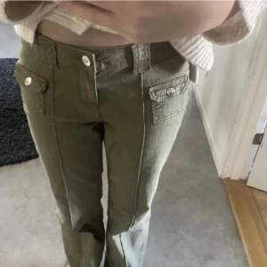 Säljer dessa jeans igen pga osäeriös köpare. Säljer dessa trendiga jeans ifrån hm, som är Lågmidjade  då jag inte har någon användning av dem💕 buda ifrån 300kr💕