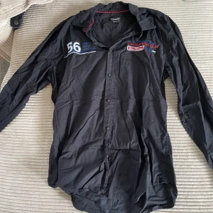 Skjorta - Köpte denna skjorta second hand men den har ej kommit till användning för just mig så säljer vidare den! Den känns bra i kvaliteten och är fin på! Storlek L