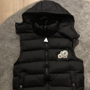 Moncler väst - Ny skick använd fåtal gånger, passar mig ej längre storlek M