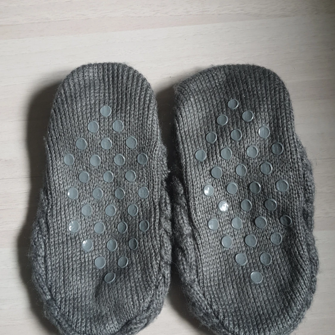 Grå stickade tofflor med halkskydd - 90