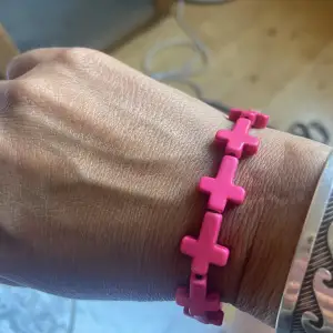 Rosa armband med kors  