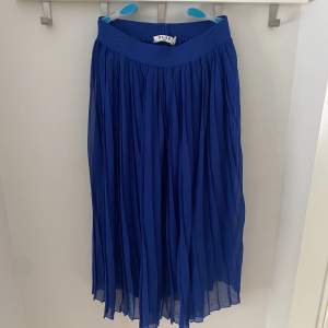 Blå kjol från NA-KD, oanvänd