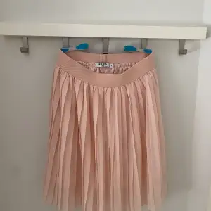 Rosa kjol från NA-KD, oanvänd