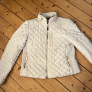 Höstjacka  - Fin jacka från Zara. Står att det är en xl, men mer som en M-L. Fint skick. 