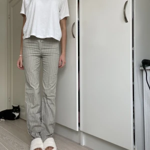 Kostymbyxor  - Så sjukt snygga lågmidjade kostymbyxor från h&m🥰 jag är 175 cm lång💕