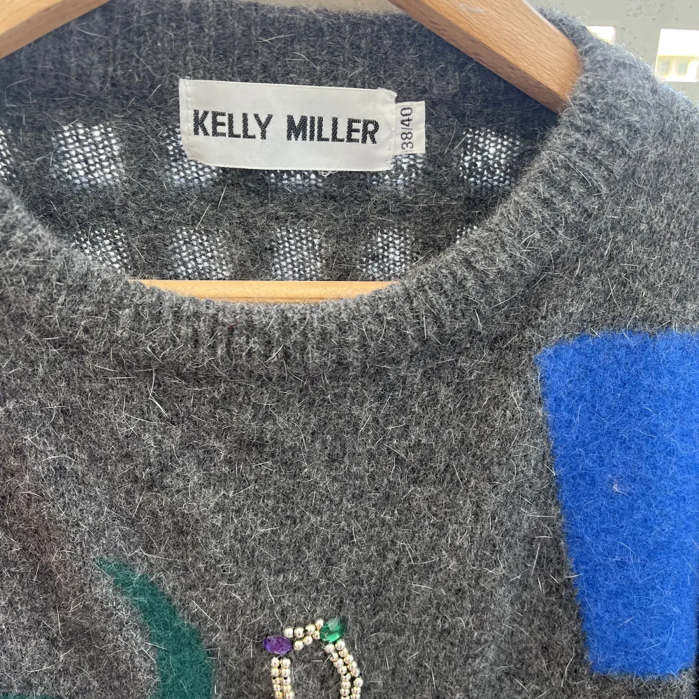 Cool Sticksd tröja ifrån Kelly Miller. Väldigt sällsynt tröja. Skriv för fler bilder. Stickat.