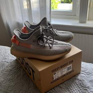 Skitsnygga yeezys i storlek 39,1/3 (uk 6) Använt ändast fåtal gånger!🤩 Säljer pga lite för små för mig! Nypris minst 2500 kr