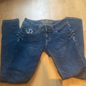 vintage jeans  - Fina Von dutch skinny jeans som är super cute😛 stl 25 men passar nån som är runt 146-152