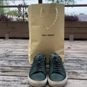 Säljer ett par gröna arigato skor i helt okej skick. Säljer pga av att dom inte har kommit till användning på länge. Dessa är även väldigt svåra att få tag på av de jag vet. Nypris runt 2500 säljer här för 499. Pris kan diskuteras vid snabb affär🤙🏼