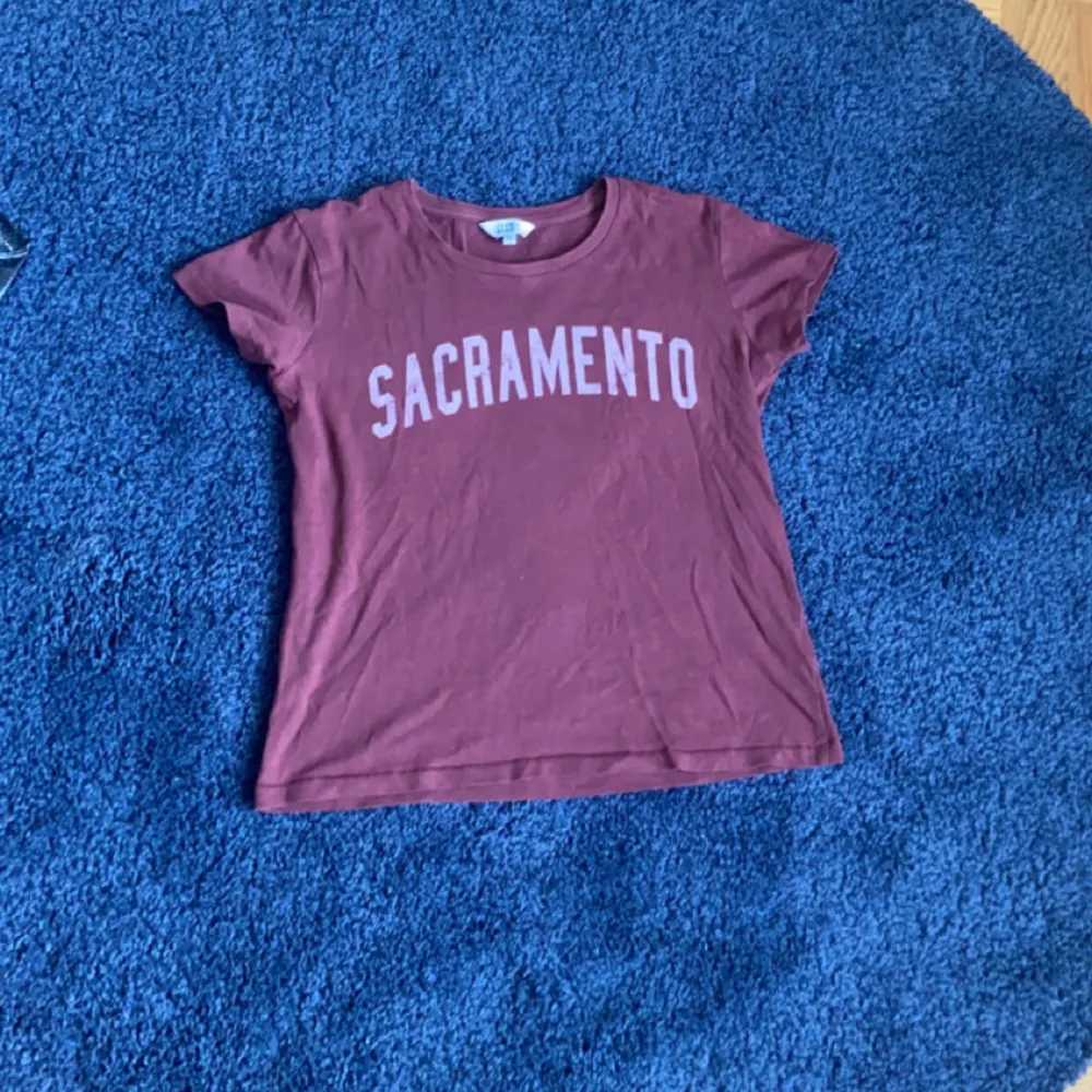 säljer denna vinröda tröja med texten ”sacramento” på! har inte fått användning av den på sistonde vilket då gav mig en idé att sälja den. superfin och jättebekväm!. T-shirts.