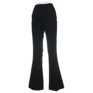 Kostymbyxor bootcut - Supersnygga kostymbyxor från märket Dilvin Woman, är långa på mig som är 180🔥🔥riktigt stilrena och eleganta, sömmen vid dragkedjan har dock gått upp, men går lätt att sy ihop🌟🌟