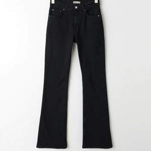 Full length flare jeans i svart från Gina Tricot. 