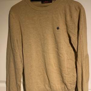 En Morris tröja i storlek S. Säljer för att den inte kommer till andvänding. Den kostar 1400kr ny. Pris kan diskuteras.