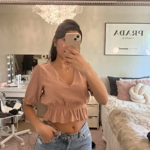 Beige topp från pull and bear - En beigebrun färgäd topp köpt från pull & bear i spanien. Använd endast 1-2 ggr. Jätte söt topp som kan matchas med mycket. I storlek XS.