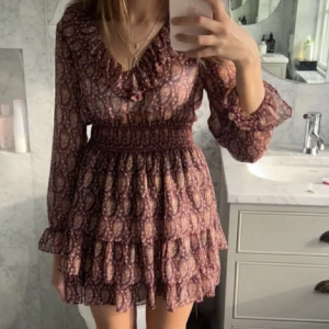 Zara klänning - Säljer en super fin klänning från zara, perfekt till sommaren eller till hösten med en stickad tröja över🍁😍