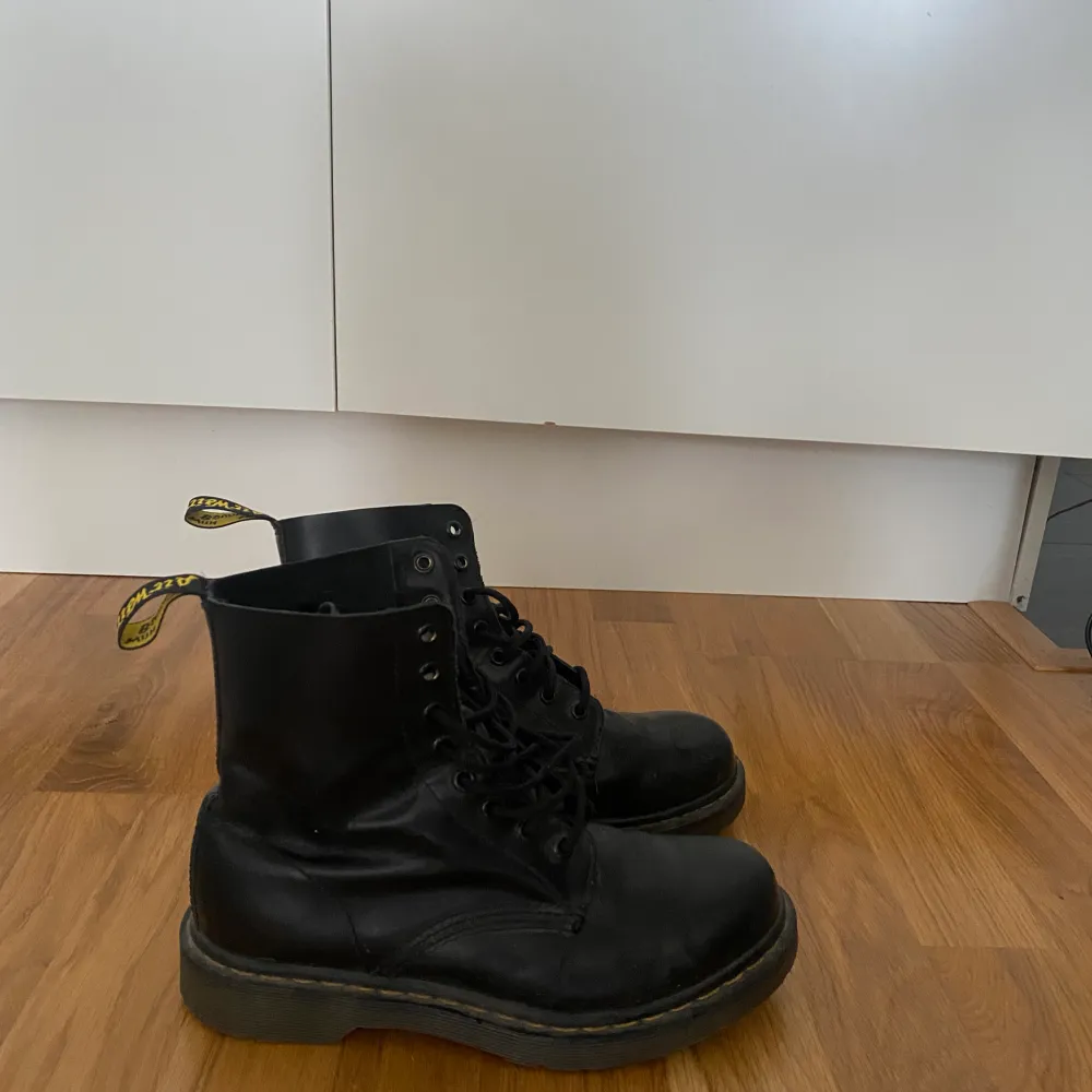 Svarta Dr Martens Air Wair. Använt skick. . Skor.