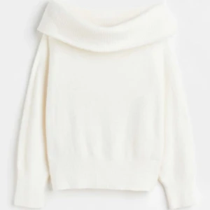 Off shoulder tröja - Jättesnygg off shoulder tröja från hm. Väldigt bra skick eftersom den bara är använd tre gånger. Storleken är xs men passar även mig som vanligtvis har s.  Skriv för fler bilder, frågor eller intresse! 💗