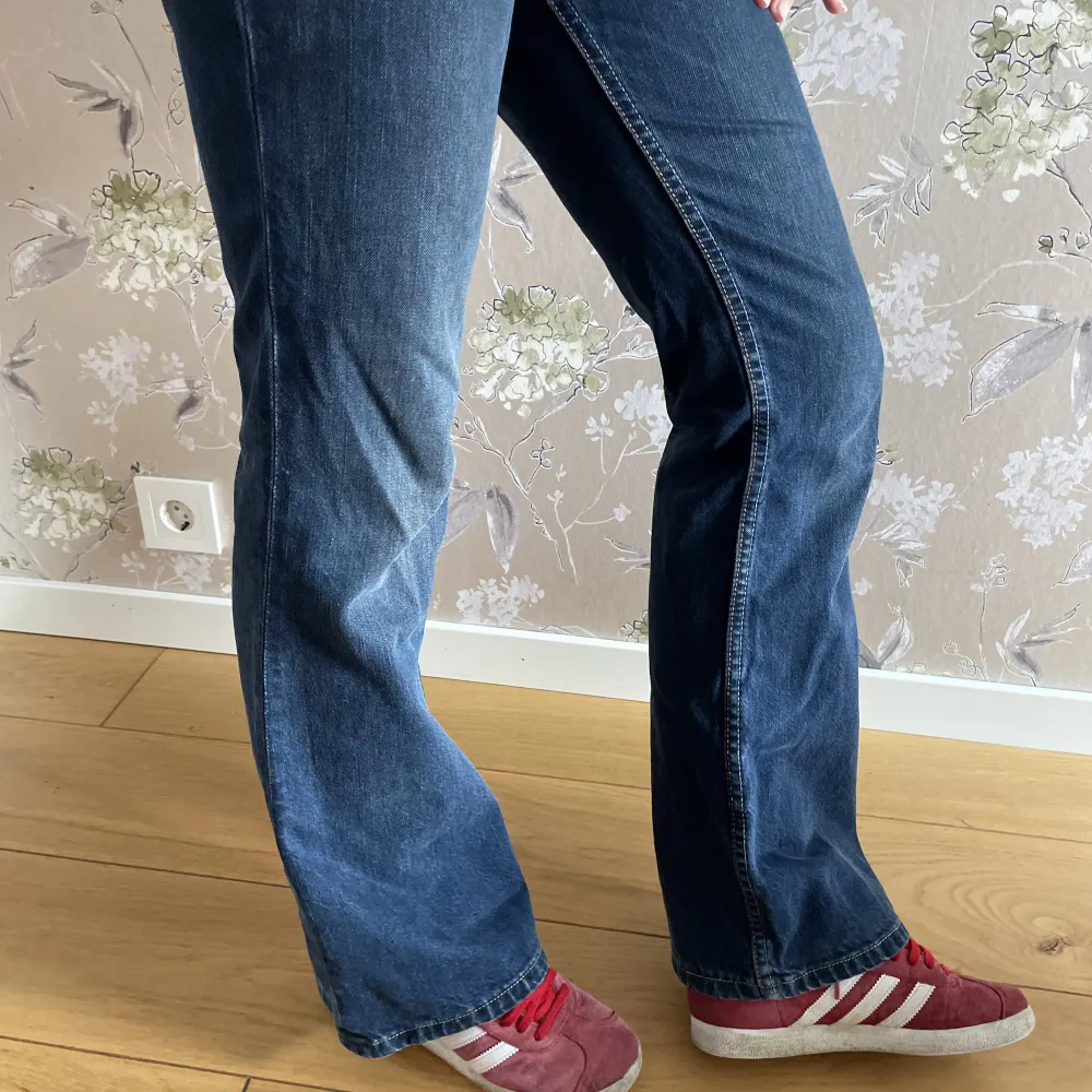 Vintage bootcut Levis jeans som inte kommer till användning. Storleken är 28 och 30 i längd, lågmidjade.💞 midjemått: 38 cm och innebenslängd: 80 cm. Jeans & Byxor.