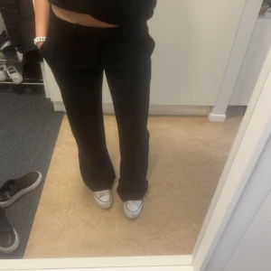 Alobha kostymbyxor - Säljer dessa kostym byxor från alobha label i storlek M. Köpte dom förra året men har inte använt extremt mycket. Köpte dom för 899 kr men säljer nu för 300💕💕 