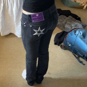 Victoria Beckham - Säljer nu mina älskade victoria Beckham jeans då de inte kommer till användning. Jeansen är lågmidjade och ser ut som nya! ❤️Skriv till mig om du undrar något😍 TRYCK INTE PÅ KÖP DIREKT! Kan tänka mig att mötas upp i Stockholm. 