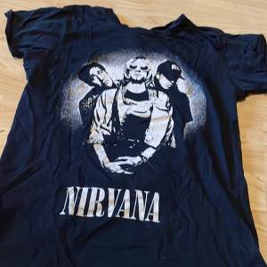 Svart Nirvana t-shirt från okänt märke. Köpt secondhand för 200kr Trycket ska vara spräckligt så den är inte urtvättad eller paj. Har ett hål på ena ärmen men det är inget man ser när man har de på sig 