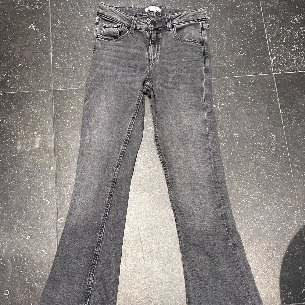 Säljer mina mörktgråa lågmidjade Bootcut jeans från Gina tricot. De är i storlek 152. Har sytt lite vid ena bakfickan men synd inte när man har dom på (se sista bild) därav priset. Hör av er vid frågor. Köparen står för frakten!. Jeans & Byxor.