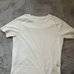 Stickad topp - Jättefin tunt stickad topp från Lindex💘 Använts fåtal gånger så bra skick💞☺️