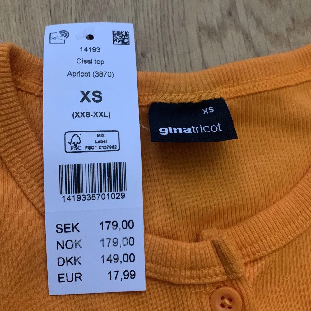 Helt ny ginatricot tröja som är helt ny med prislapp på!💕 Nypris 179 mitt pris 79 . Toppar.