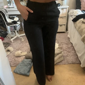 Svarta högmidjade byxor - Ett par svarta högmidjade byxor köpt från hm. Jätte bekvämt material bestående av lyocell och polyester. Aldrig använda. Börjar bli väldigt små på mig. I storlek XS