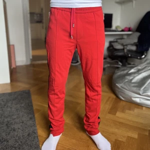 Versace byxor  - Jätte fina byxor från versace nu skick 