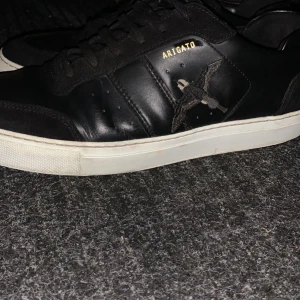 Arigatos skor - Säljer arigatos som är använda. Stl 44.  Har gått upp i pris sen ja köpte dom. Ingår låda och allt sånt. Pris kanske kan diskuteras vid snabb och smidig affär 