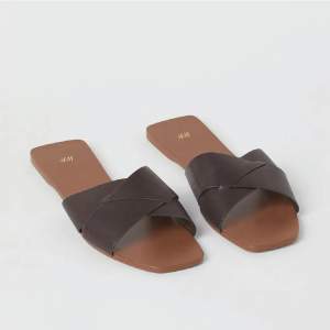 Bruna slip in sandaler/tofflor från H&M, storlek 37. Finns även i svart och beige (se min profil) 