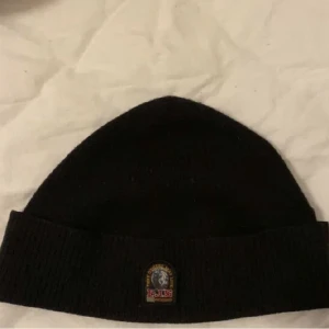 Parajumper mössa - Hej! Säljer min parajumper mössa då jag tappat intresset för dem den är 8/10 kvalitet tags finns även kvitto går nog att lösa den är köpt för 800