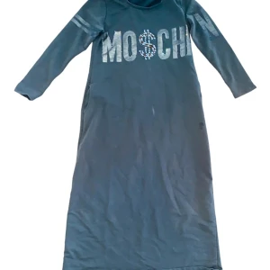 Moschi långklänning från Mellanöstern - Denna Moschi långa klänning i Mellanöstern-stil är en fängslande och exklusivt designad klänning som förkroppsligar den rika kulturella arvet från Mellanöstern. Tillverkad med omsorgsfull uppmärksamhet på detaljer, har denna klänning fantastiska mönster.