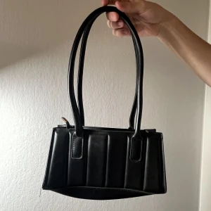 Väska🖤 - Svart axelremsväska med gulddetaljer!