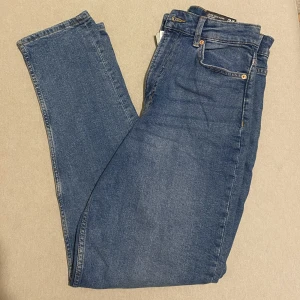 Mom jeans  - Jeans från Hm i modellen Loose mom jeans. High waist.  Aldrig använda  Nypris 249kr Storlek: 38 