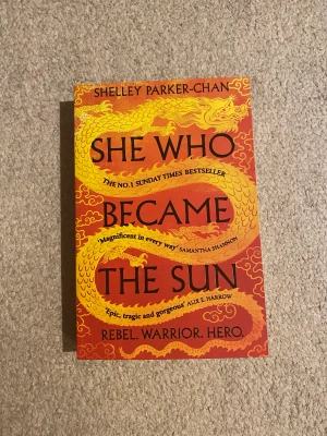 She who became the sun bok - Bra skick förutom att baksidan är lite böjd !! Har inte läst och boken är på engelska, skriv för mer bilder <3