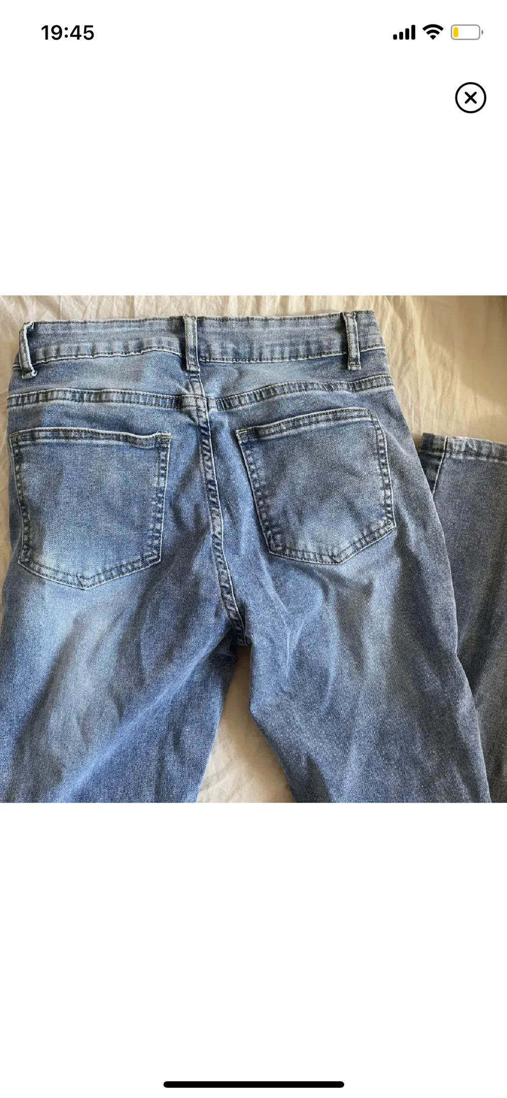 Stretchiga högmidjade flarejeans med slitningar/rivningar/hål. Aldrig använda!! Högmidjade, liten slit i flaren. . Jeans & Byxor.