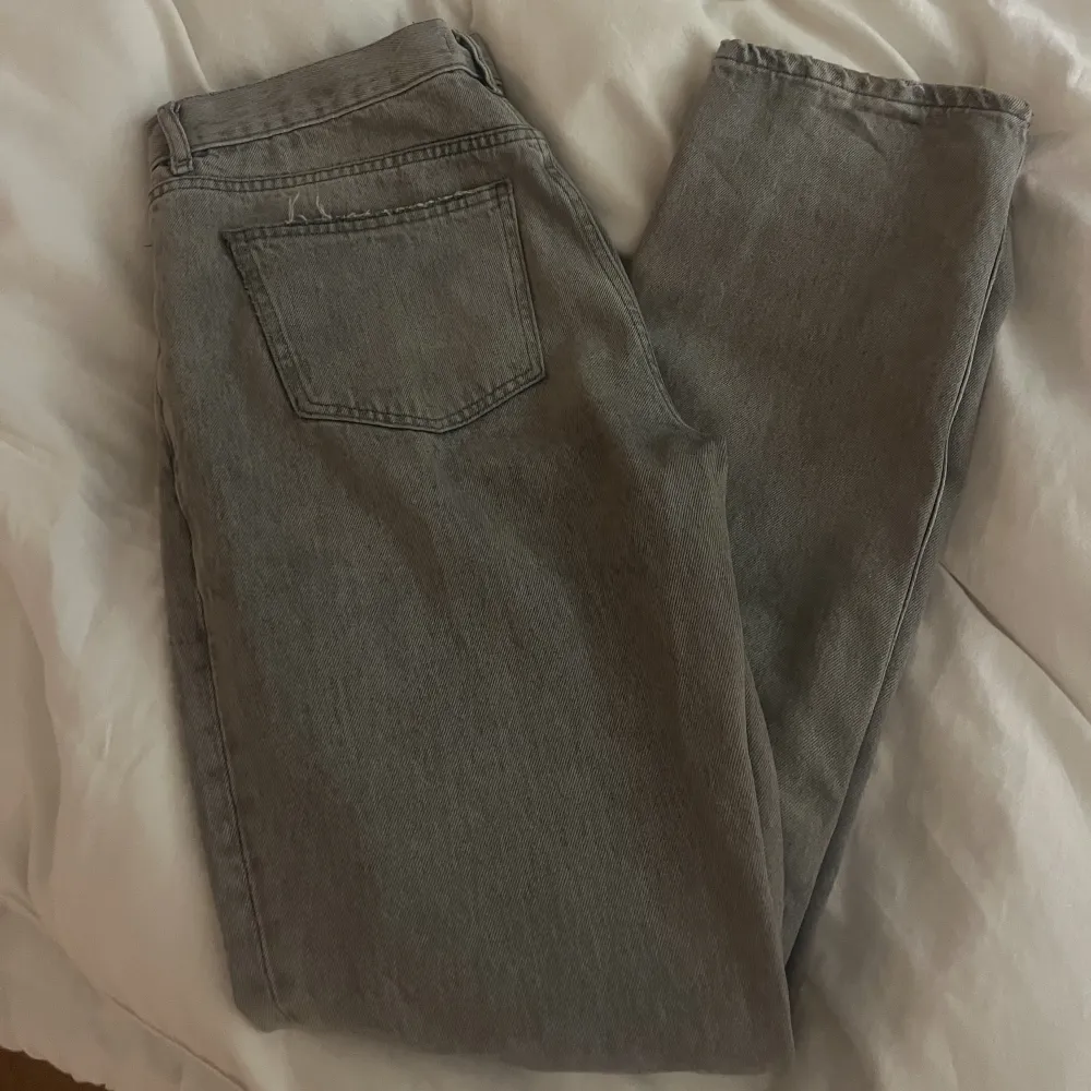 Säljer mina Gina Tricot low straight jeans eftersom dom inte kommer till användning. Jag har vanligtvis storlek 38 men dessa är i storlek 40 och sitter bra på mig. Bra skick!💓. Jeans & Byxor.