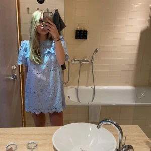 Spets klänning - Så söt klänning i ljusblå spets! Superfint skick💞💞💞Större i storlek så passar även en 36:a!!