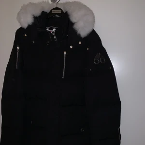 Moose knuckles Q3 jacket  - Hej, Nu säljer jag min nästan oanvända jacka som jag inte har någon användning av då den sitter för tight. Använd knappt 3 gånger har även förvarat den i något slags plastskydd som följde med när jag köpte den.