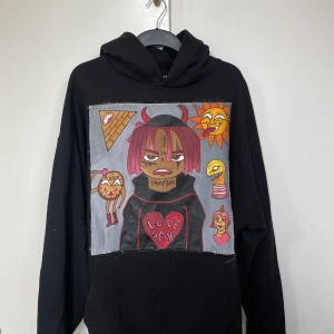 Hoodie - Oversized hoodie med unikt handmålat tryck på ”Trippie Redd” 