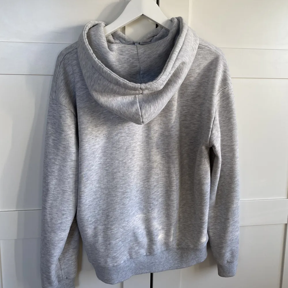 En grå zip up hoddie från H&M.  Köpte för 250 men säljer för 150 kr. . Hoodies.