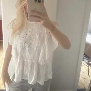 Blus  - Säljer denna oanvända blus! Skriv för frågor 💋står 44 inuti men passar mig med S därför skulle jag säga att den är som S i storleken 