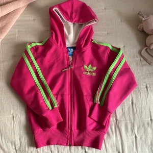 Adidas hoodie  - Rosa adidas hoodie knappt använd  Storlek 116 tillhörande byxa finns oxå, hela settet endast 250:-