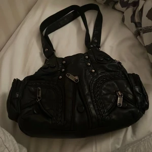 Svart axelväska  - Använd flera gånger men i perfekt skick, Perfekt för varje dag och har mycket utrymme