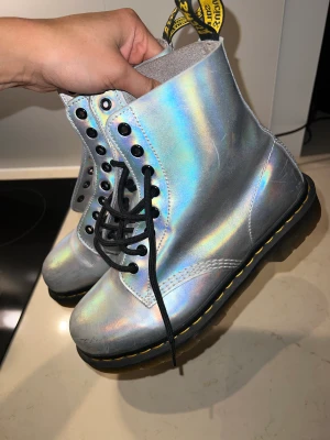 DR. MARTENS -silver merallic - Säljer dessa silver metallic dr martens, nypris ca 2000kr. De är använda ca 3 gånger och jag säljer de för 1000kr, vid snabb affär kan pris diskuteras.   De är i storlek 40 men passar även 39. 