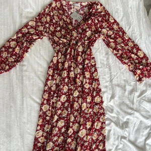 Blommig långklänning  - Blommig långklänning med långa ärmar, oanvänd! 