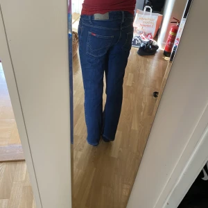 Mörkblåa bootcut jeans - Mörkblåa bootcut jeans från only. Köpta på plick, men har bara provat dom. Inget fel på dom bara inte vad jag letade efter. 